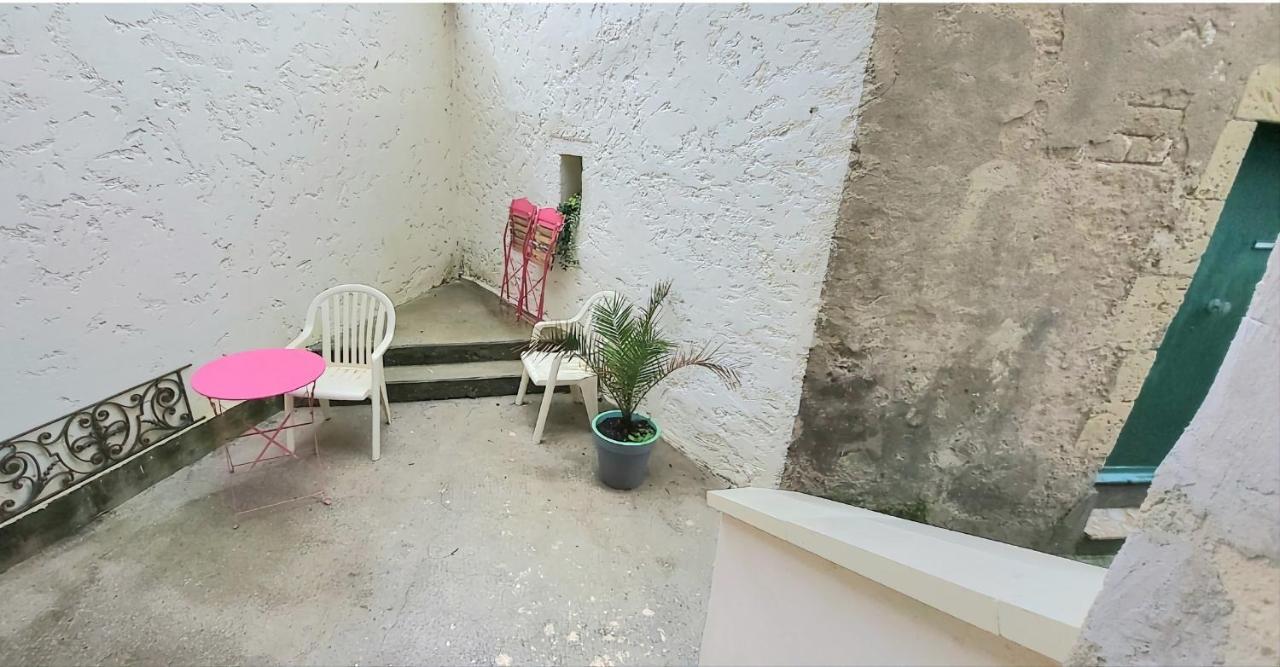 Maison De Ville Avec Terrasse "La Sympathique" Жонзак Екстериор снимка